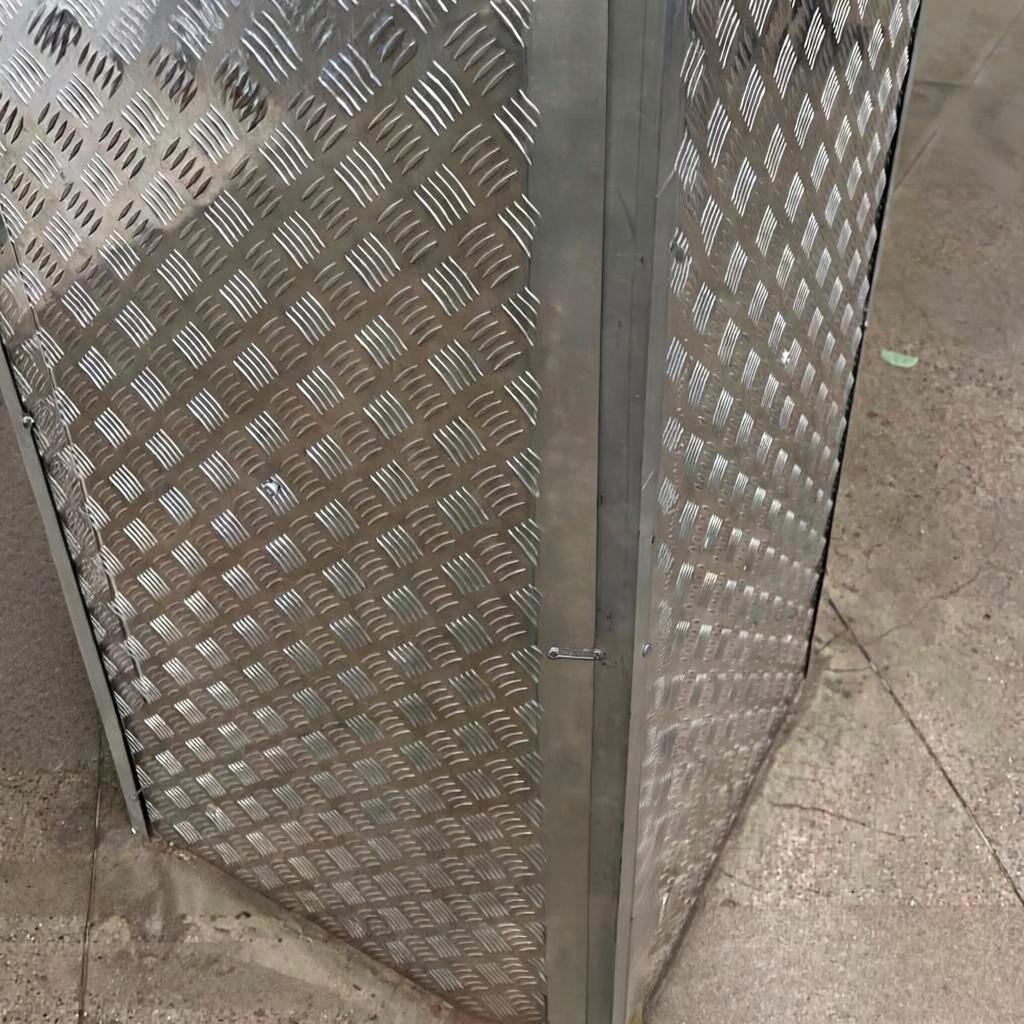 Обшивка стен и пола металлическими рифлеными листами